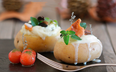 Patatas rellenas de brandada de bacalao, setas y crema de ajo
