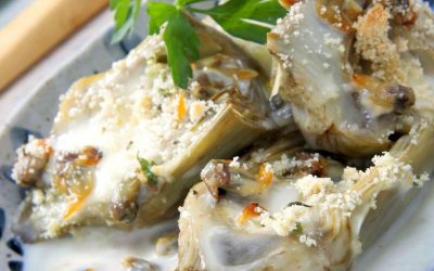 Alcachofas rellenas de bacalao con huevo de codorniz y salsa de tomate