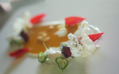Kokotxas de bacalao a la brasa, pil pil, guiso de tripas y su piel crujiente de Xoxé Torres Cannas