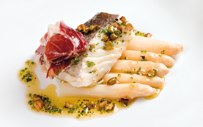 Bacalao con espárragos, jamón ibérico y pistachos