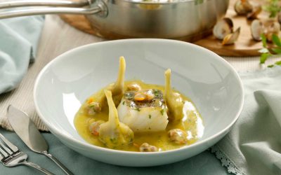 Bacalao confitado con berberechos y alcachofas
