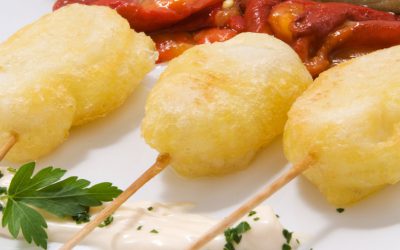 Bocados de bacalao en tempura con berenjena y pimientos asados