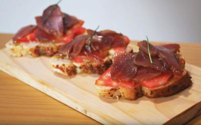 Tosta de mojama de atún en aceite de oliva y cebollino