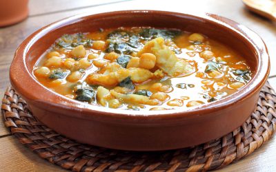 Potaje de vigilia con garbanzos, espinacas y bacalao