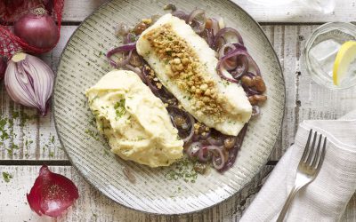 Bacalao en costra con cebolla confitada y puré de patatas
