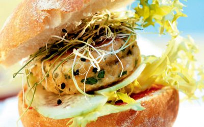 Hamburguesa de bacalao con pepino y brotes de cebolla